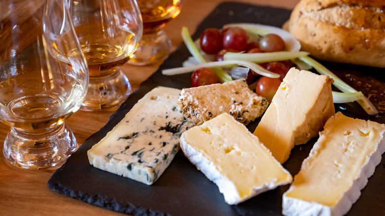 Scotch accompagné de cheddar, stilton, fromage bleu et brie.