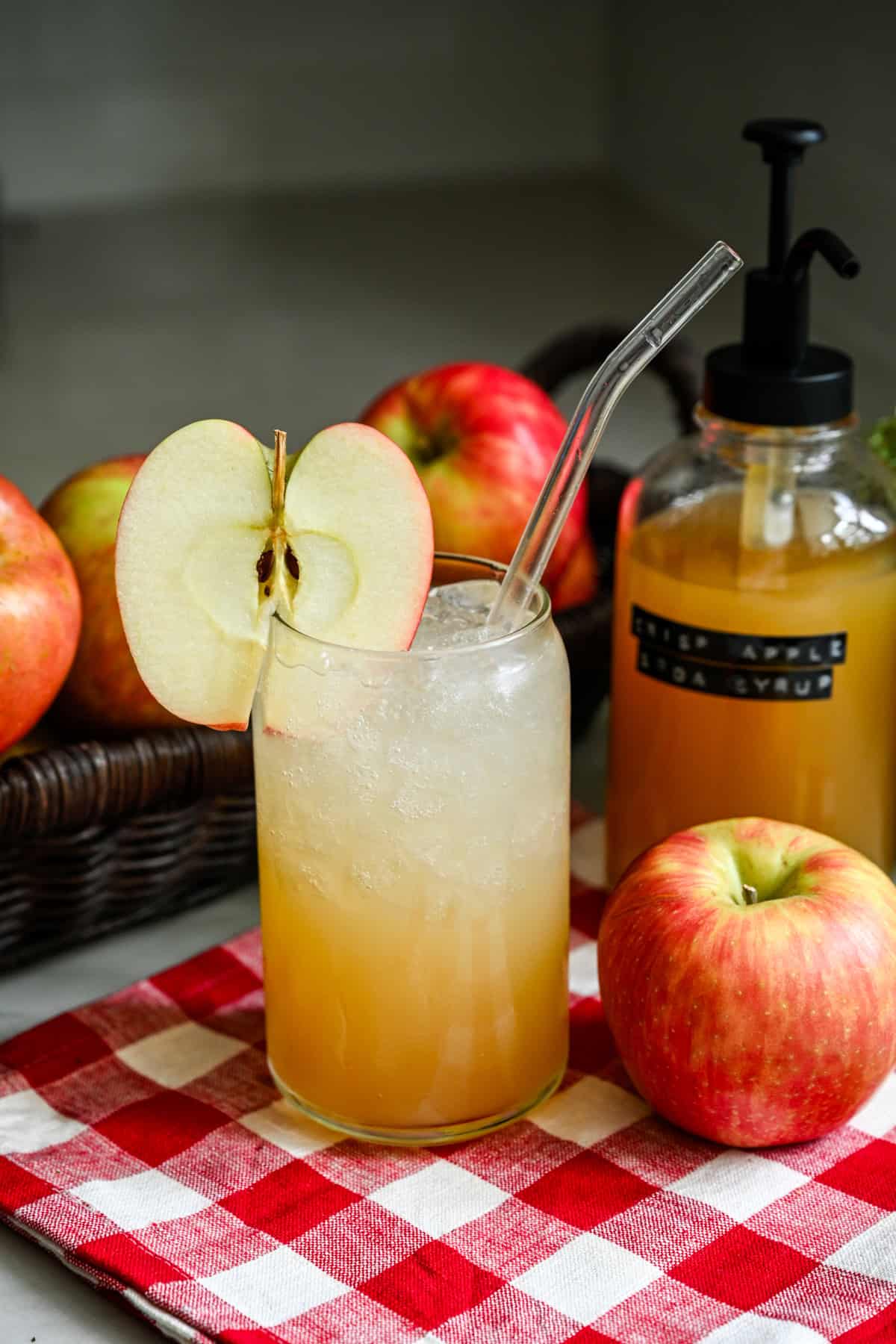 Soda aux pommes fait maison dans un verre.