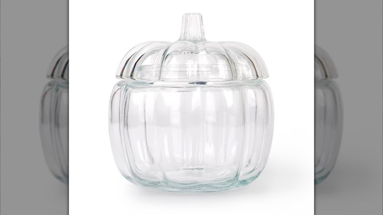 Un pot de citrouille en verre transparent de Target sans rien dedans.