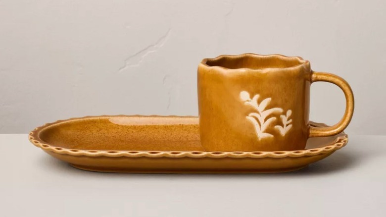 Un ensemble de tasses et d'assiettes assorties en céramique marron de Target.