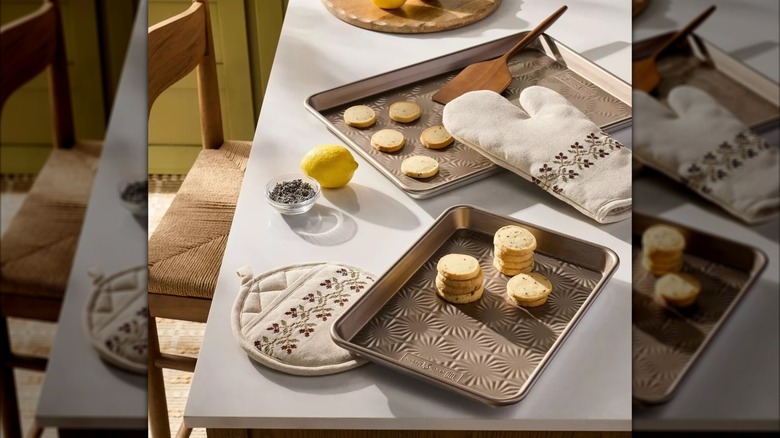 Un ensemble de gants de cuisine et de maniques cousus de Target de couleur crème sure.