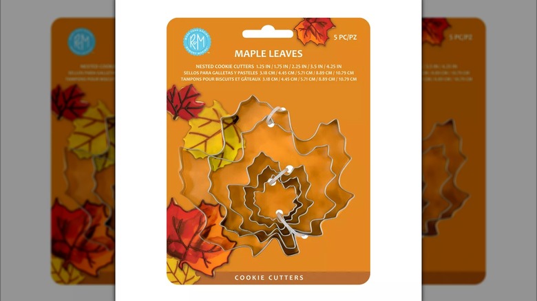 Un ensemble d'emporte-pièces en forme de feuille d'érable de différentes tailles encore dans son emballage de chez Target.