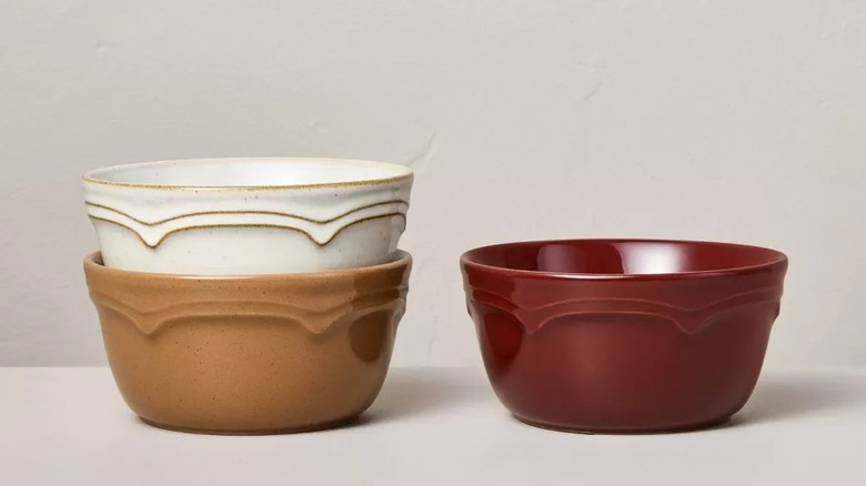 Trois bols de Target de différentes couleurs posés sur une surface grise.