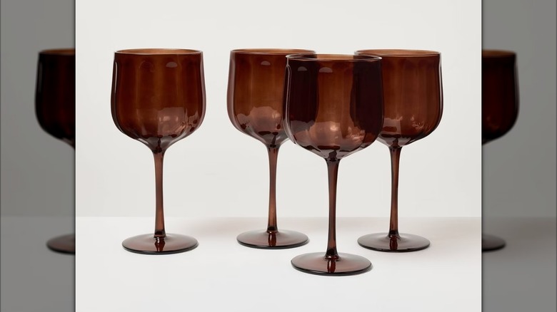Un ensemble de quatre verres à vin marron de la collection Target's Heart & Home.