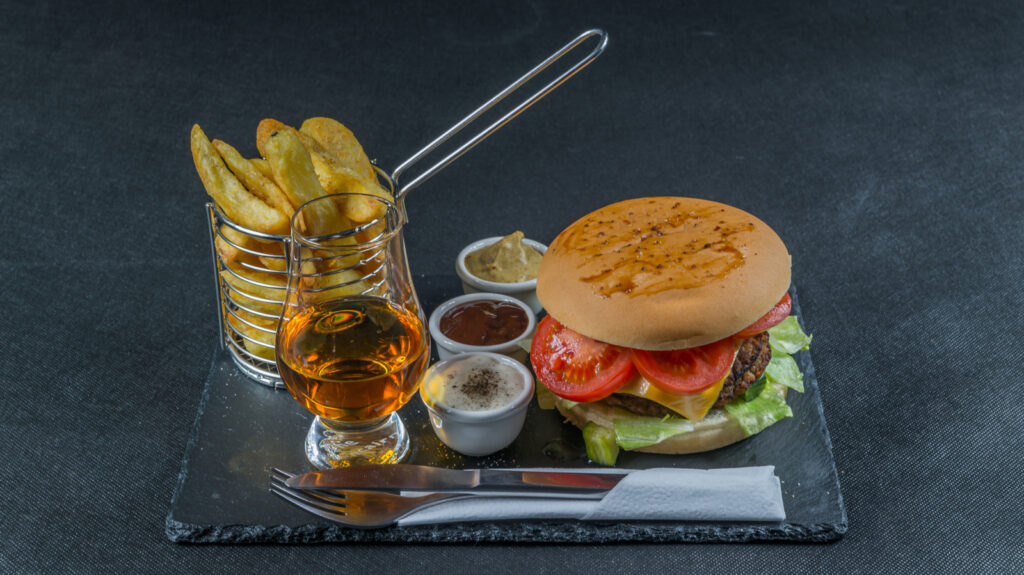 Le whisky accompagné de hamburgers est le combo de rêve que vous devez essayer