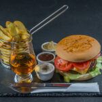 Le whisky accompagné de hamburgers est le combo de rêve que vous devez essayer