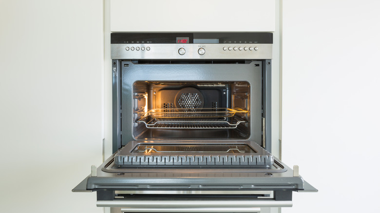 Un four à convection ouvert