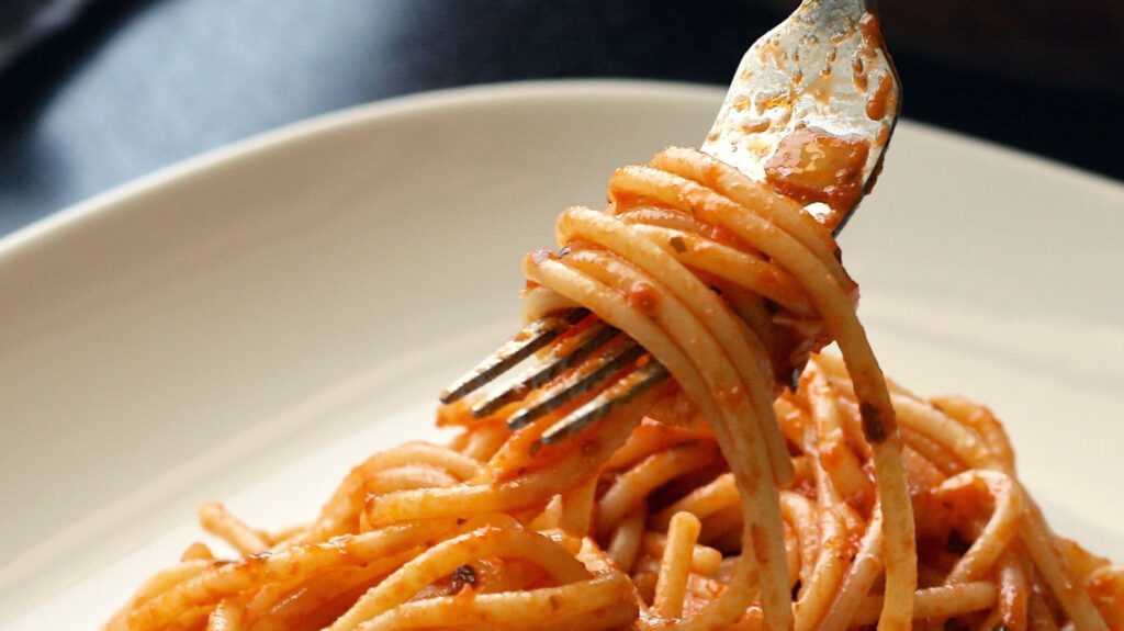 Cette chaîne de pizzas économiques a vendu des seaux de pâtes géants dans les années 90 – nous souhaitons qu'elle les ramène