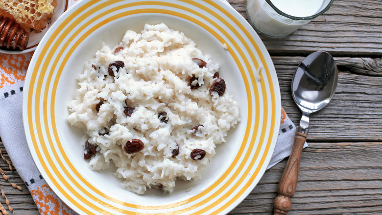 Un bol de riz au lait parsemé de raisins secs.
