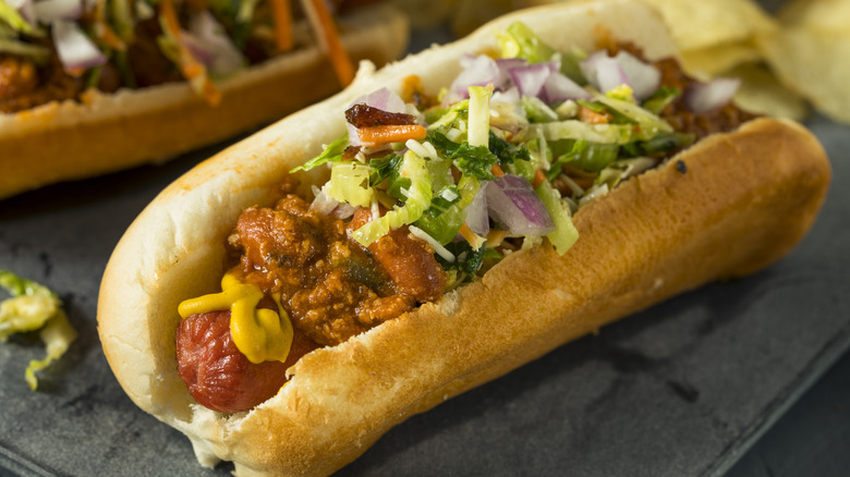 Une version maison d'un chien de Virginie-Occidentale avec moutarde, piment, oignons et salade de chou