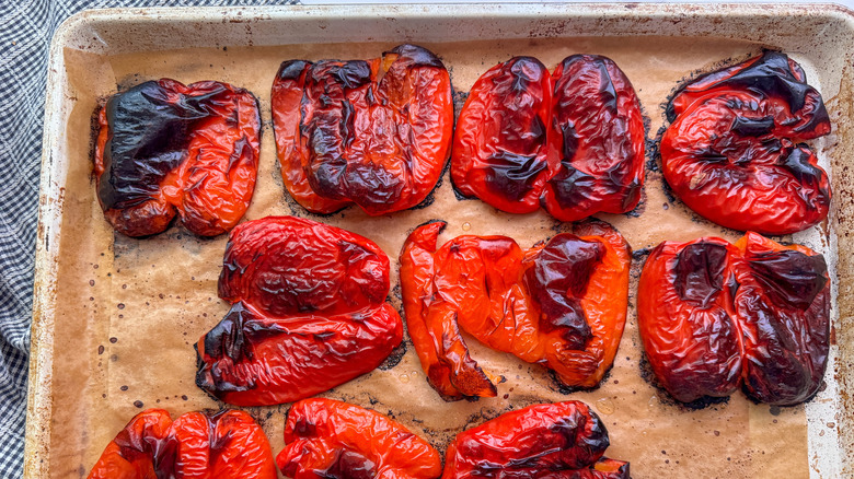 poivrons cuits sur une plaque à pâtisserie