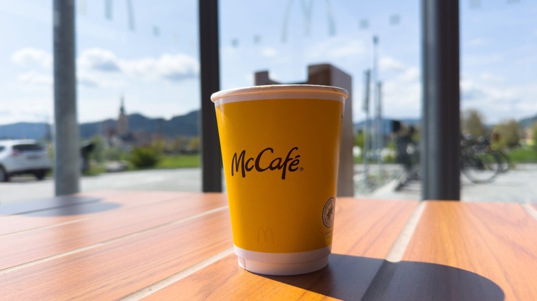 Tasse de café McCafé sur une table.