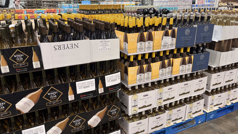 Bouteilles de Cabernet Sauvignon Kirkland Signature chez Costco.