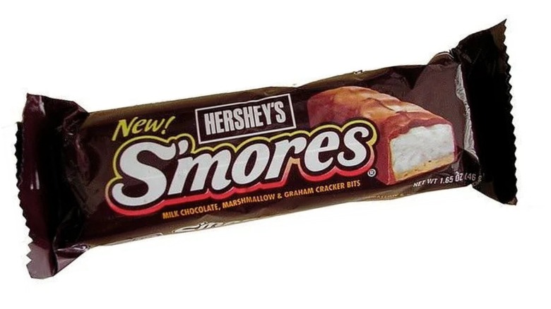 Gros plan d'un paquet de barres chocolatées Hershey's S'mores de taille collation