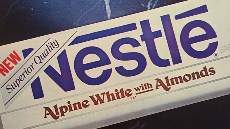 Gros plan sur l’emballage de Nestlé Alpine White