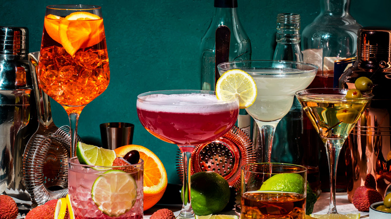 Divers cocktails sur fond vert.