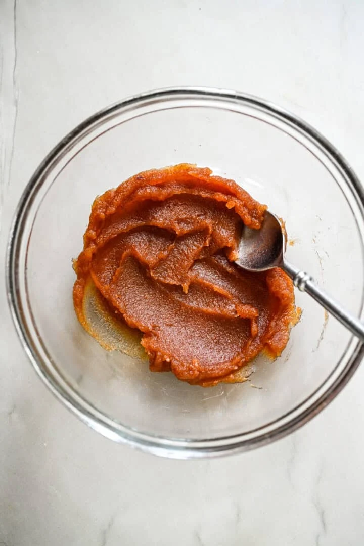 Purée de dattes super onctueuse dans un bol en verre.