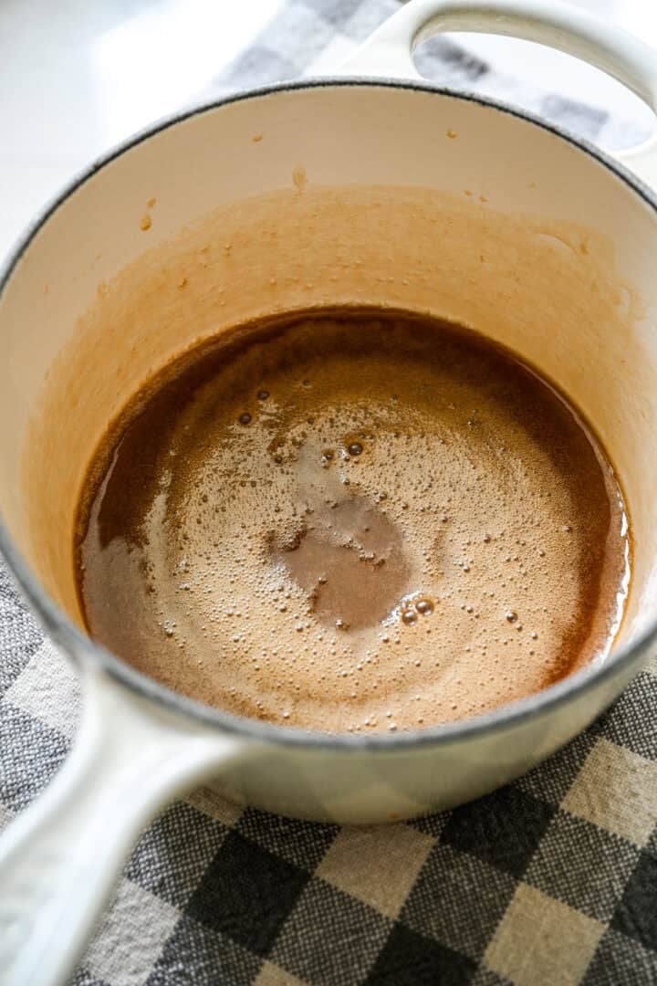 Beurre et sirop d'érable après avoir mijoté ensemble pendant 2 minutes.