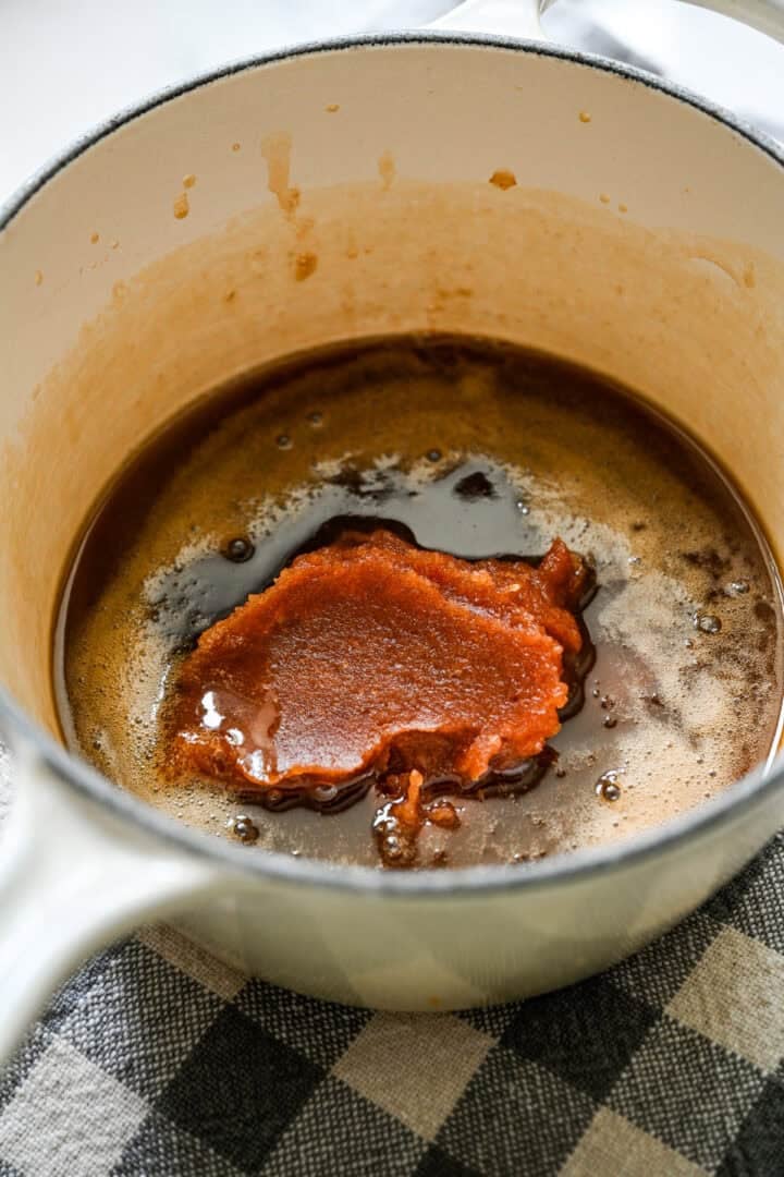 Pâte de dattes ajoutée au mélange de beurre et de sirop d'érable dans la casserole.