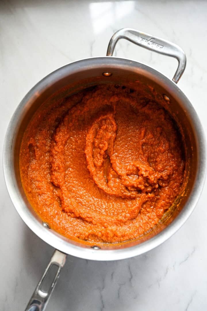 Tous les ingrédients du beurre de citrouille dans une casserole après avoir mélangé.