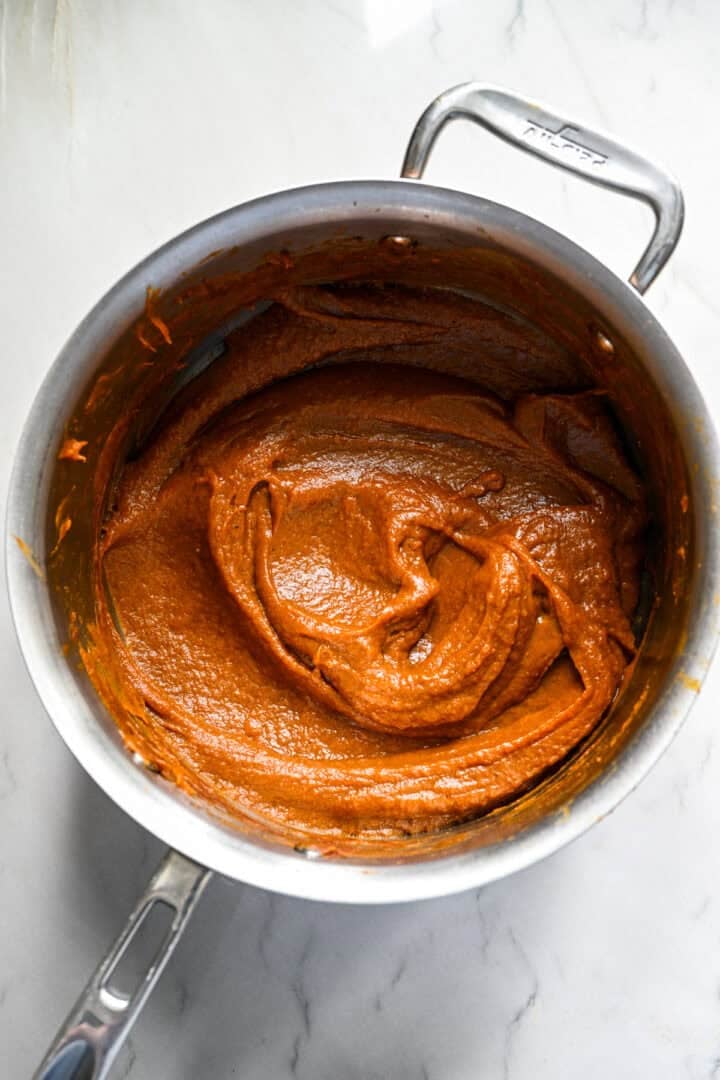 Beurre de citrouille fait maison dans une casserole après l'avoir cuit en une pâte épaisse.