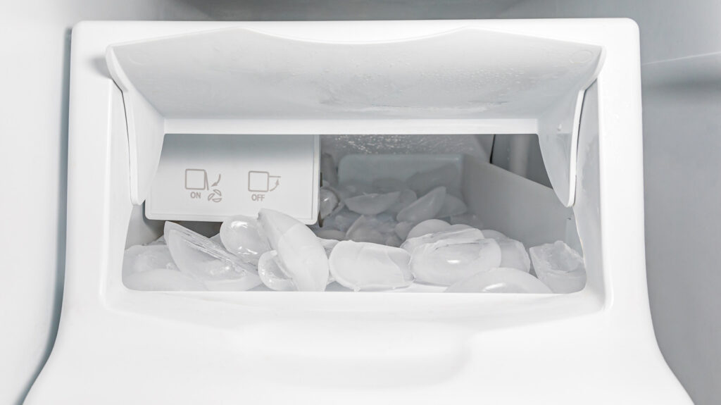 5 inconvénients d’une machine à glaçons dans votre réfrigérateur