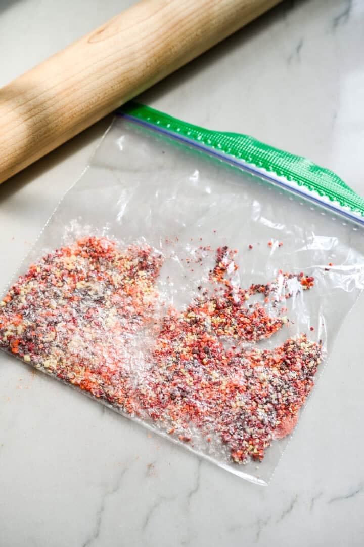 Des pépites d'automne écrasées dans un sac en plastique.