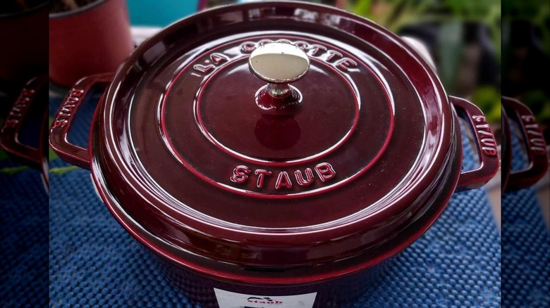 Nouveau four hollandais Staub marron sur une nappe bleue