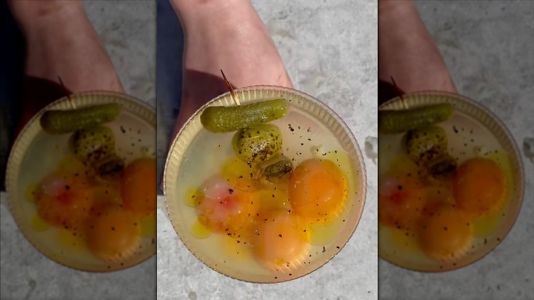 Jaunes d'oeufs assis dans une cure de sel dans un plat allant au four.