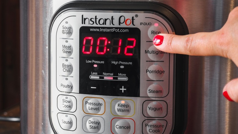 Gros plan sur le panneau de commande de l'Instant Pot.