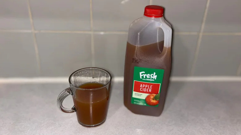 Frais du cidre de pomme Meijer sur une table et dans un verre