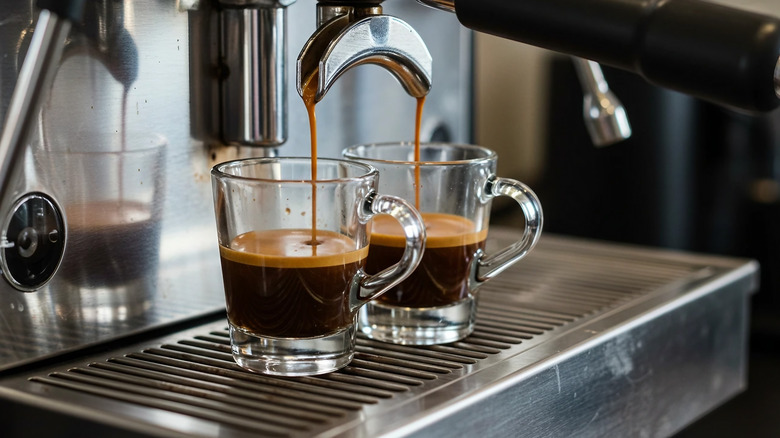 Deux verres remplis d'espresso provenant d'une machine à expresso