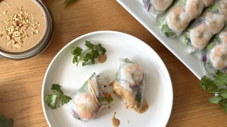 une assiette de rouleaux d'été aux crevettes vietnamiennes et sauce aux arachides