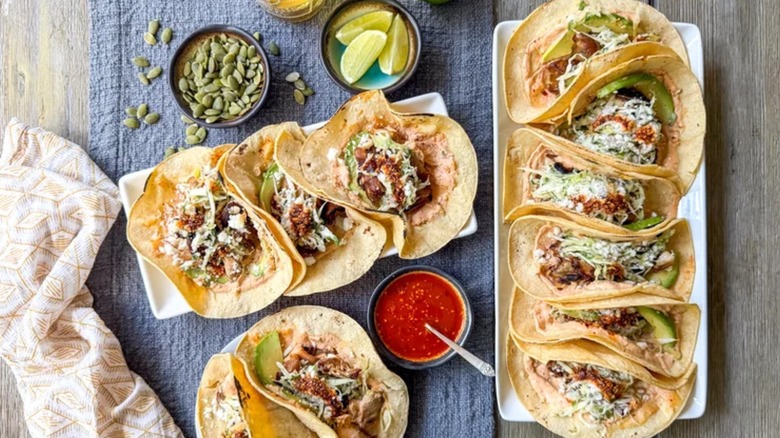 plateaux de tacos aux champignons grillés avec crème de salsa macha et salade de chou à l'intérieur