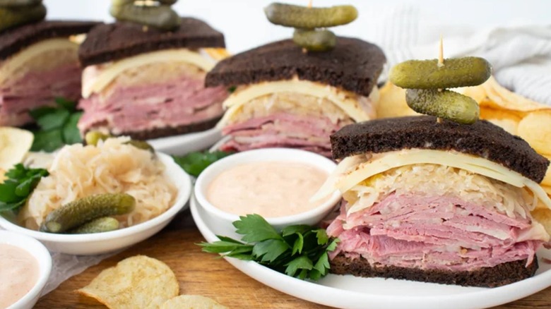 un sandwich Reuben rempli de viande et de choucroute sur du pain de seigle