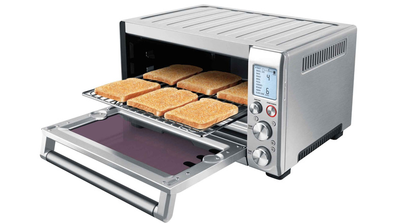 Un Breville Smart Oven Pro avec plusieurs tranches de pain grillé à l'intérieur