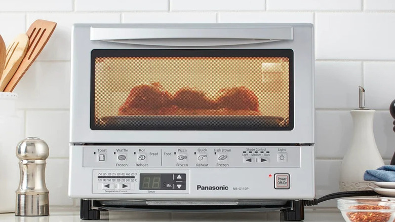 Aliments grillés dans le four grille-pain Panasonic FlashXpress, 1 300 W