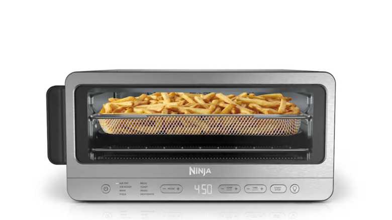 Un four grille-pain Ninja Flip et une friteuse à air sont remplis de frites