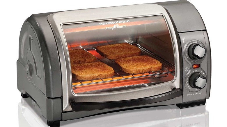 Toasts de pain dans le four grille-pain à 4 tranches Easy Reach de Hamilton Beach avec porte à enroulement