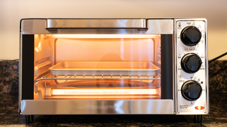 Un four grille-pain avec lumières se trouve sur un comptoir de cuisine