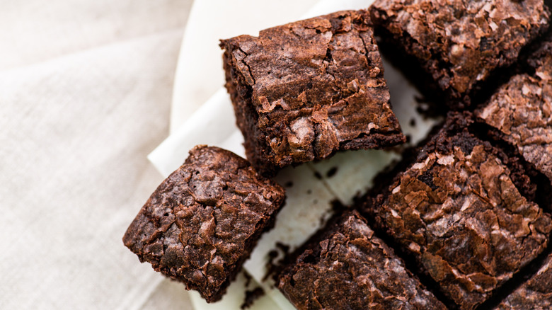 Carrés de brownies sur papier