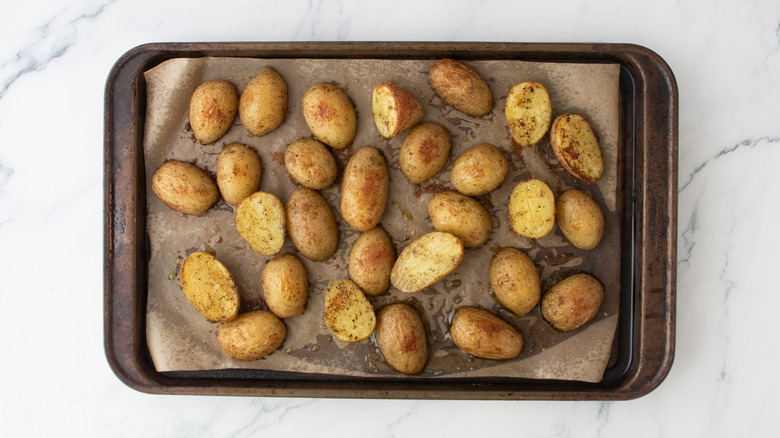 Pommes de terre rôties sur une grande plaque à pâtisserie