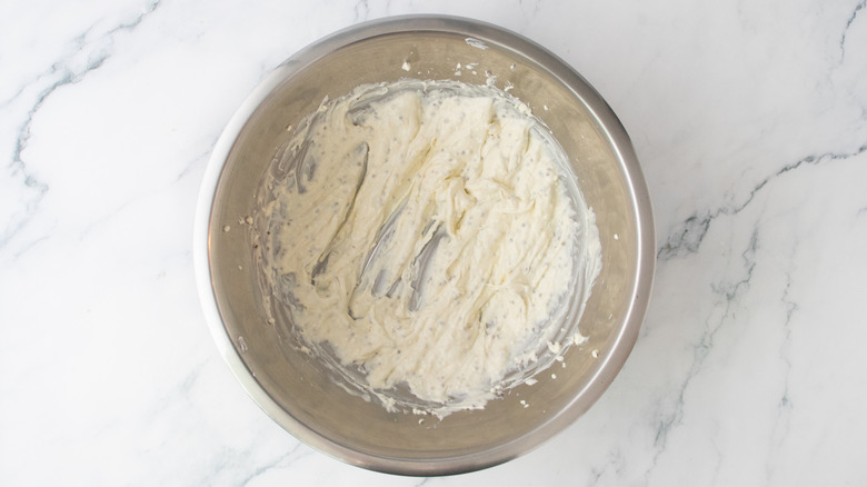 Une vinaigrette crémeuse dans un grand bol en métal