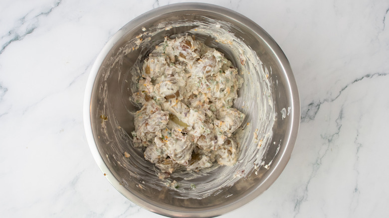 Une salade de pommes de terre composée dans un grand bol en métal