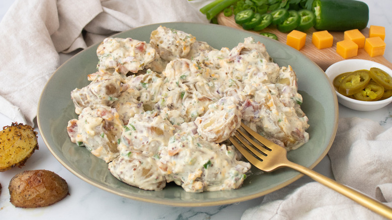 Salade de pommes de terre jalapeño popper sur assiette avec fourchette