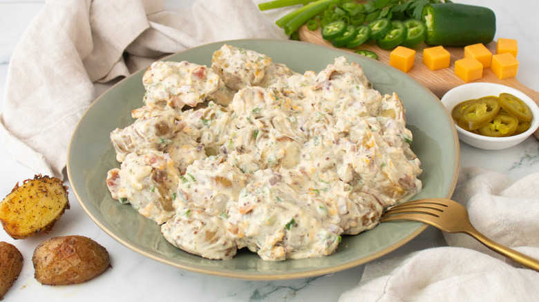 Salade de pommes de terre jalapeño popper sur assiette