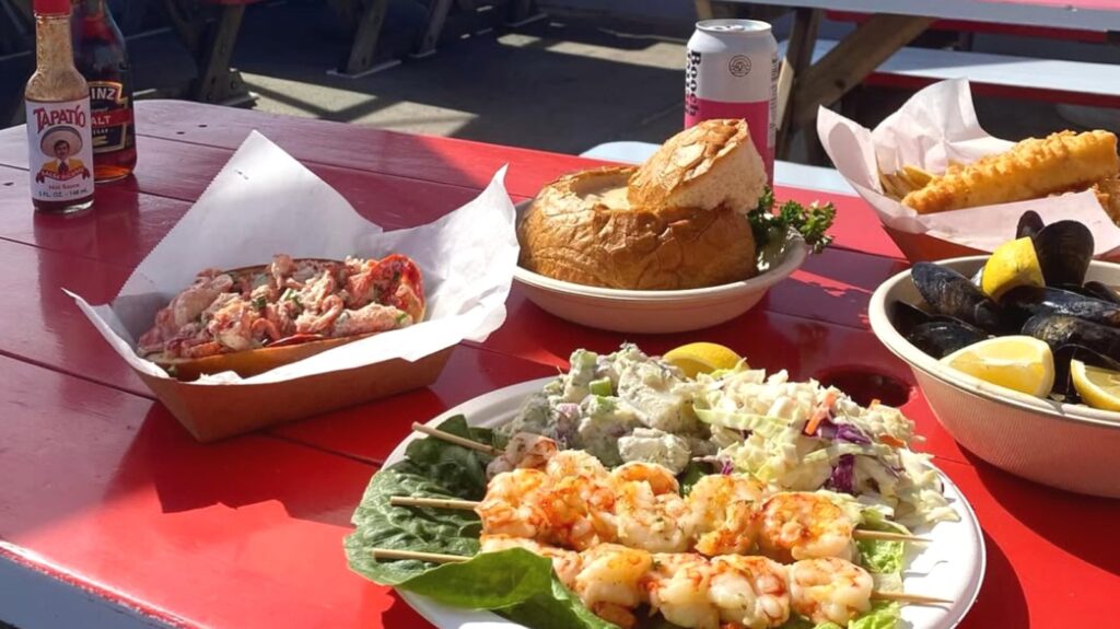 Vous traversez la Californie en voiture ? Vous ne pouvez pas ignorer ce poisson frit que les clients adorent pour la vue sur l'océan et les portions généreuses