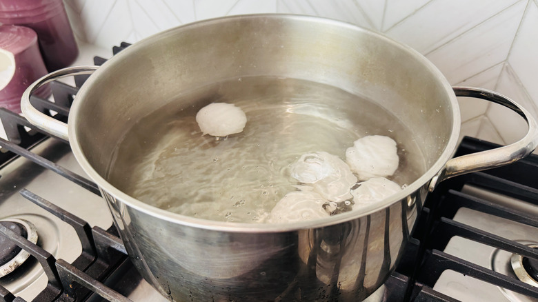 Oeufs bouillis dans l'eau