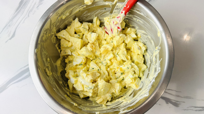 Mélanger la salade aux œufs dans un bol