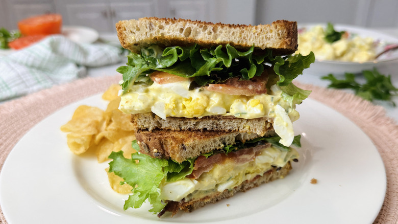 Club sandwich à la salade aux œufs sur une assiette